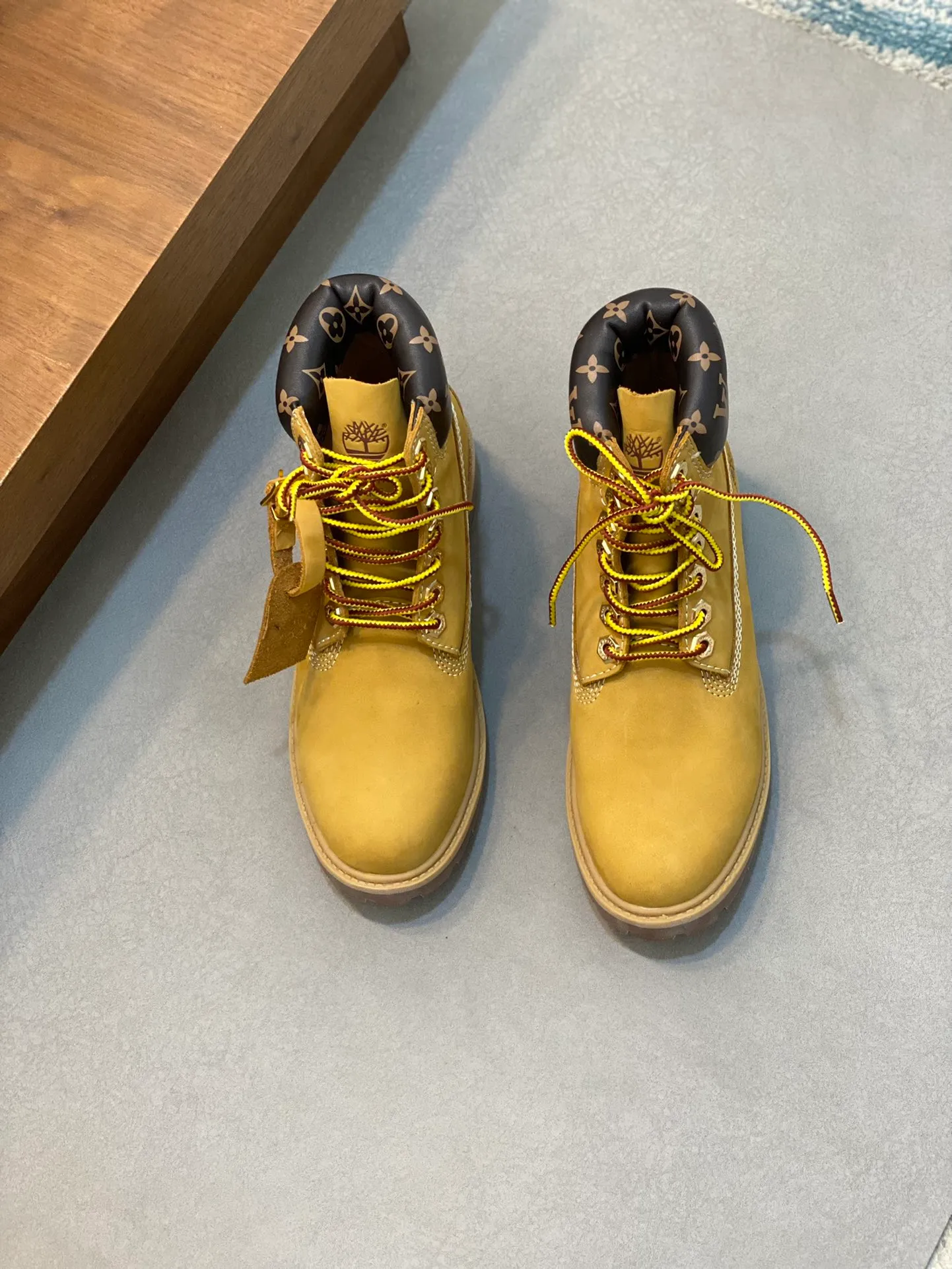 Men's shoes 💰💰760 Loui* Vuitto* x Timberlan* co-branded presbyopic rhubarb boots, ankle boots, short boots, LV x Timberland ankle boots are made of Monogram embossed waterproof nubuck cow leather, relying on the brand's exquisite craftsmanship to carefully reshape the classic Timberland 6-inch boot shape in Italy, making an eye-catching appearance in American workwear style. Created by Pharrell Williams Men's Fall/Winter 2024 show. The Monogram embossed tongue, original Timberland laces and outsole are exquisite details, the leather label expresses the cooperation logo, and the delivery counter is exquisitely packaged! ▪️Size: Women's 35-40 (customized in 40) ▪️Size: Men's 39-46 (45/46 customized)